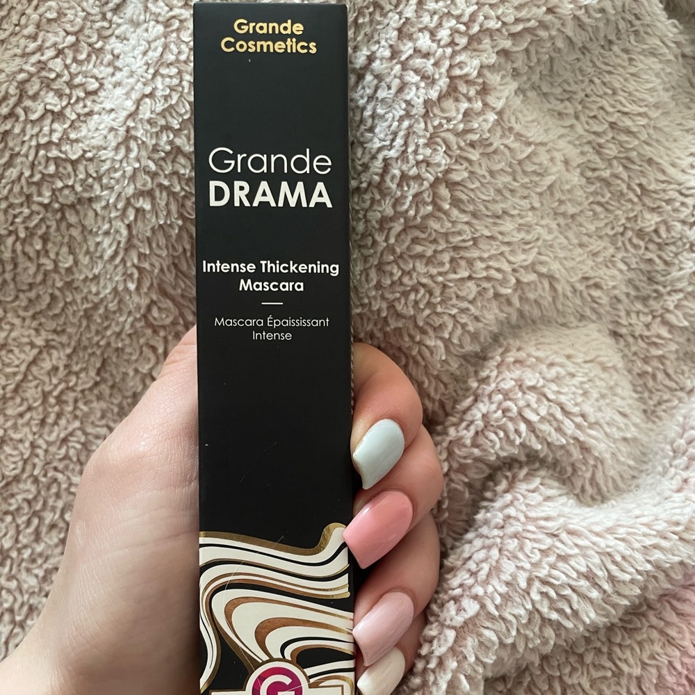 - GrandeDRAMA Black Intense Thickening Mascara